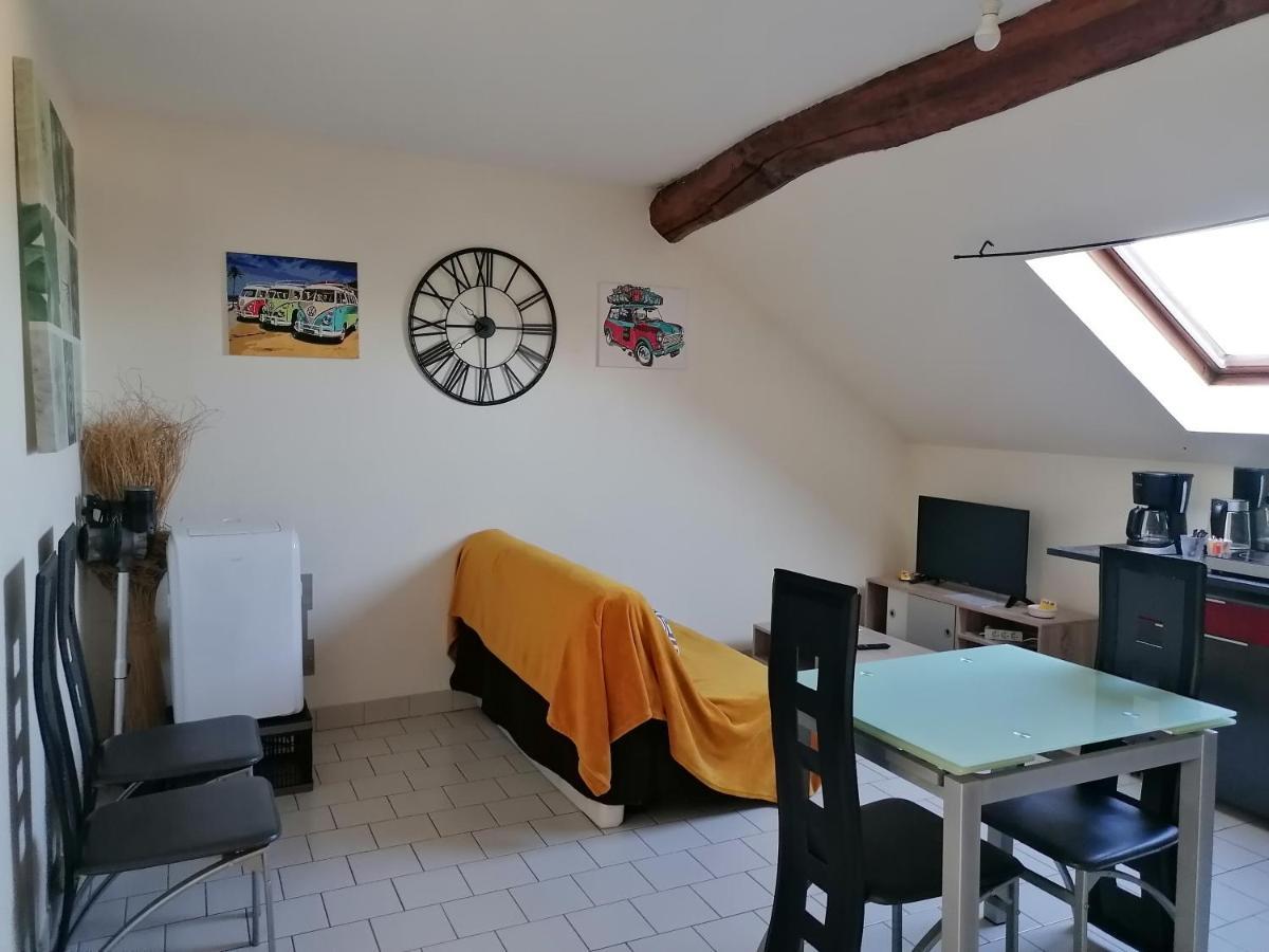 Appartement Climatise Avec Parking Prive A Doue La Fontaine Exterior photo